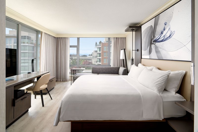 Superior Corner King Room with Balcony
