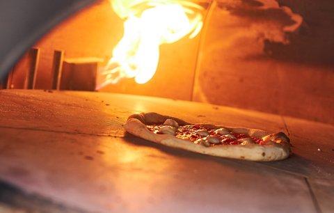 Wood-fired oven for the real Napoletana Pizza