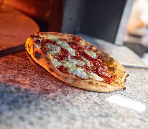Wood-fired oven for the real Napoletana Pizza