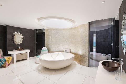 Extreme WOW Bi-level Suite, Bathroom