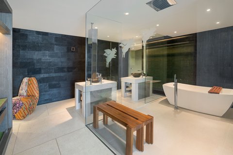 WOW Suite, Bathroom