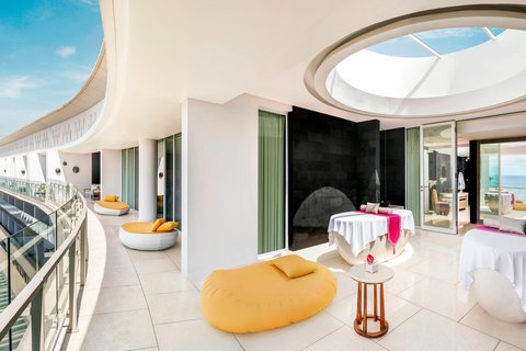 Extreme WOW Bi-level Suite, Bathroom Terrace