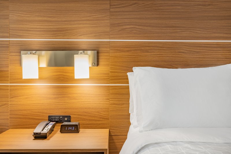 Holiday Inn Express and Suites Lincoln Downtown