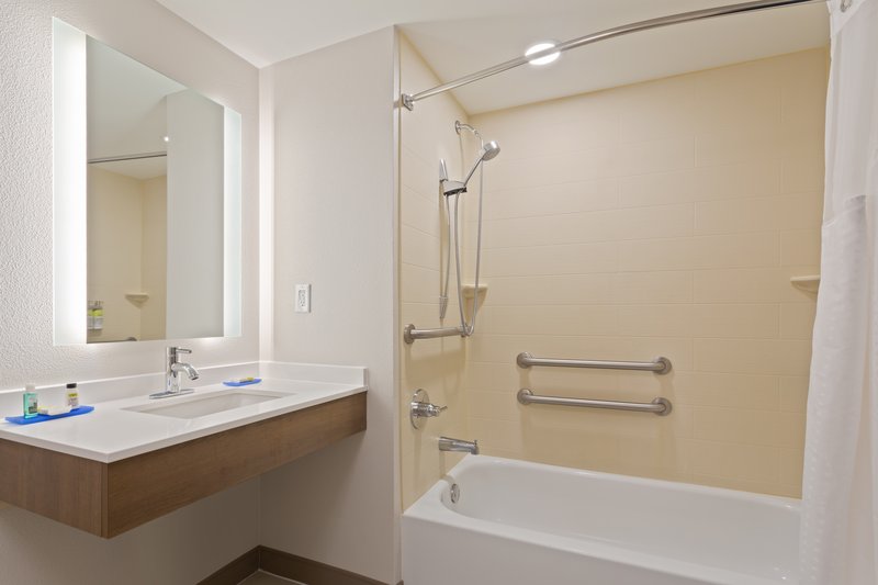 KING MOBILITY ACCESSIBLE TUB NONSMOKING