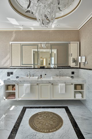King Suite, Bathroom
