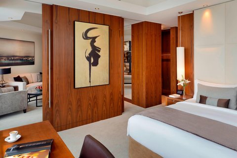 Deluxe Corner Suite