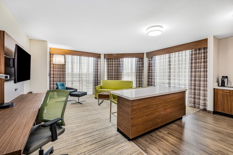 Holiday Inn Express and Suites Lincoln Downtown