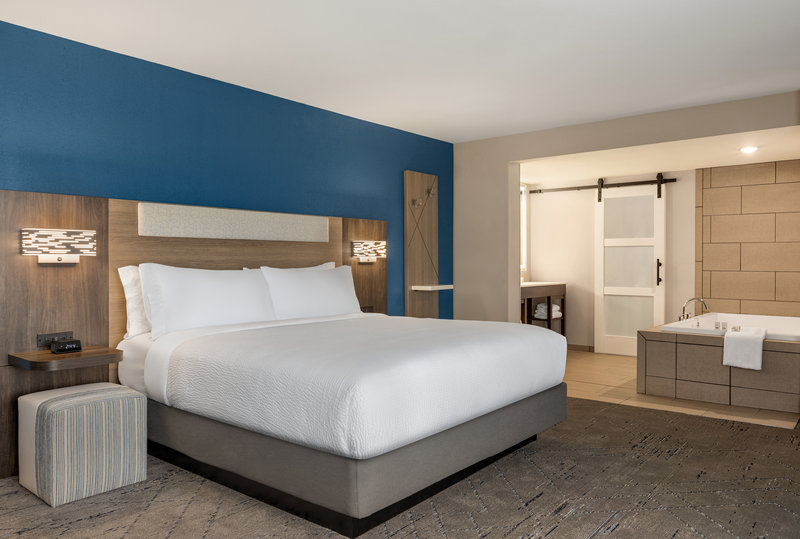 Holiday Inn Express and Suites Evansville Downtown