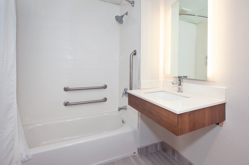 KING MOBILITY ACCESSIBLE TUB NONSMOKING