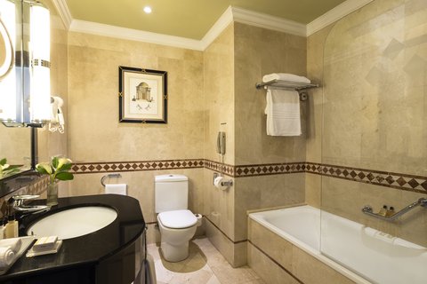 Bequemes Marmorbad mit kombiniertem Bad und Dusche