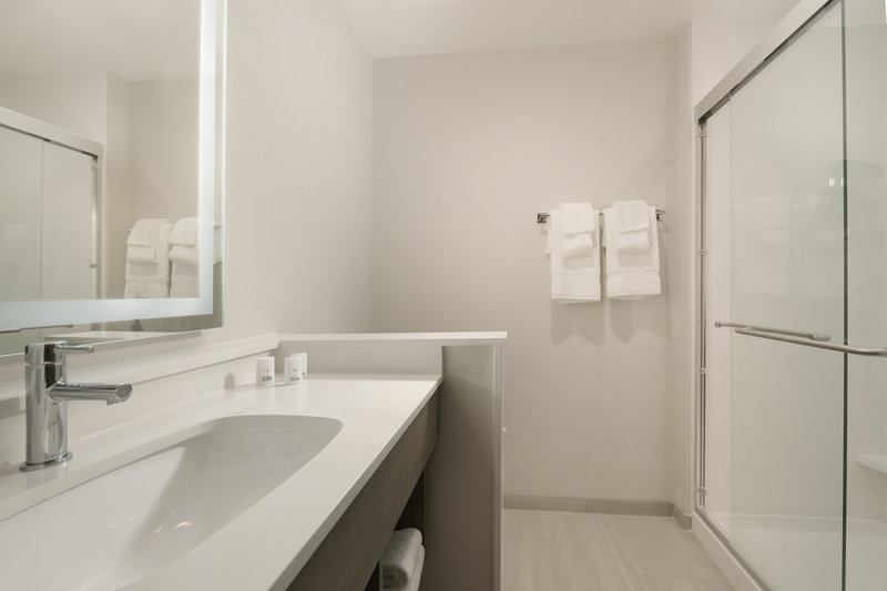 Holiday Inn Express and Suites Williamstown – Glassboro