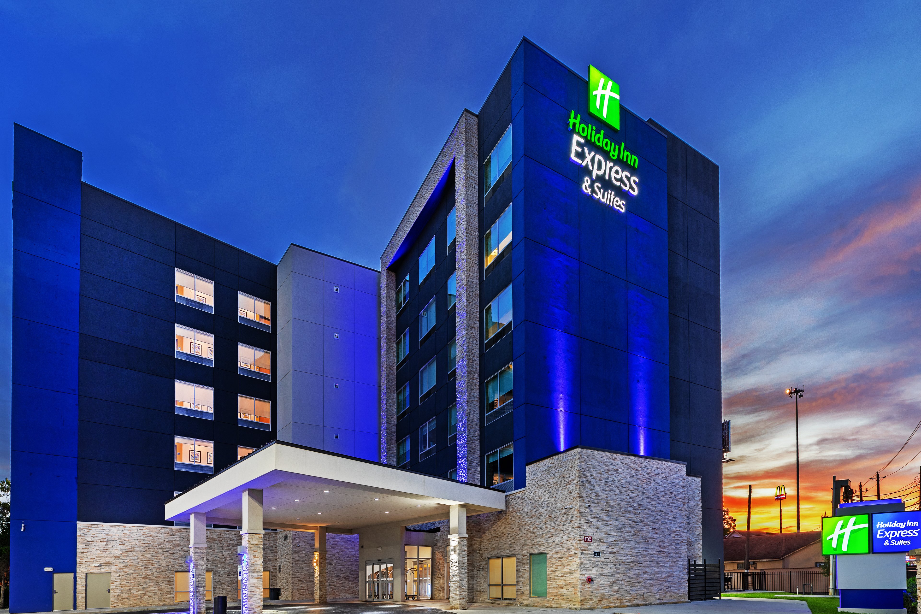 Holiday Inn Express & Suites N Downtown