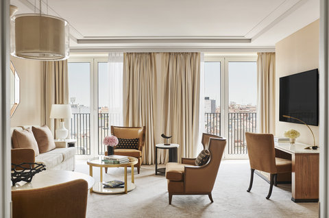 Four Seasons Suite King Room