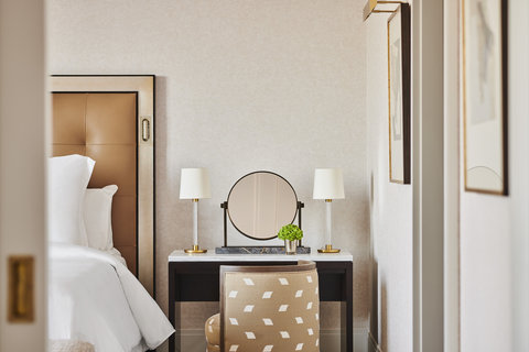Four Seasons Suite King Bed