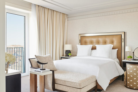 Four Seasons Suite King Bed