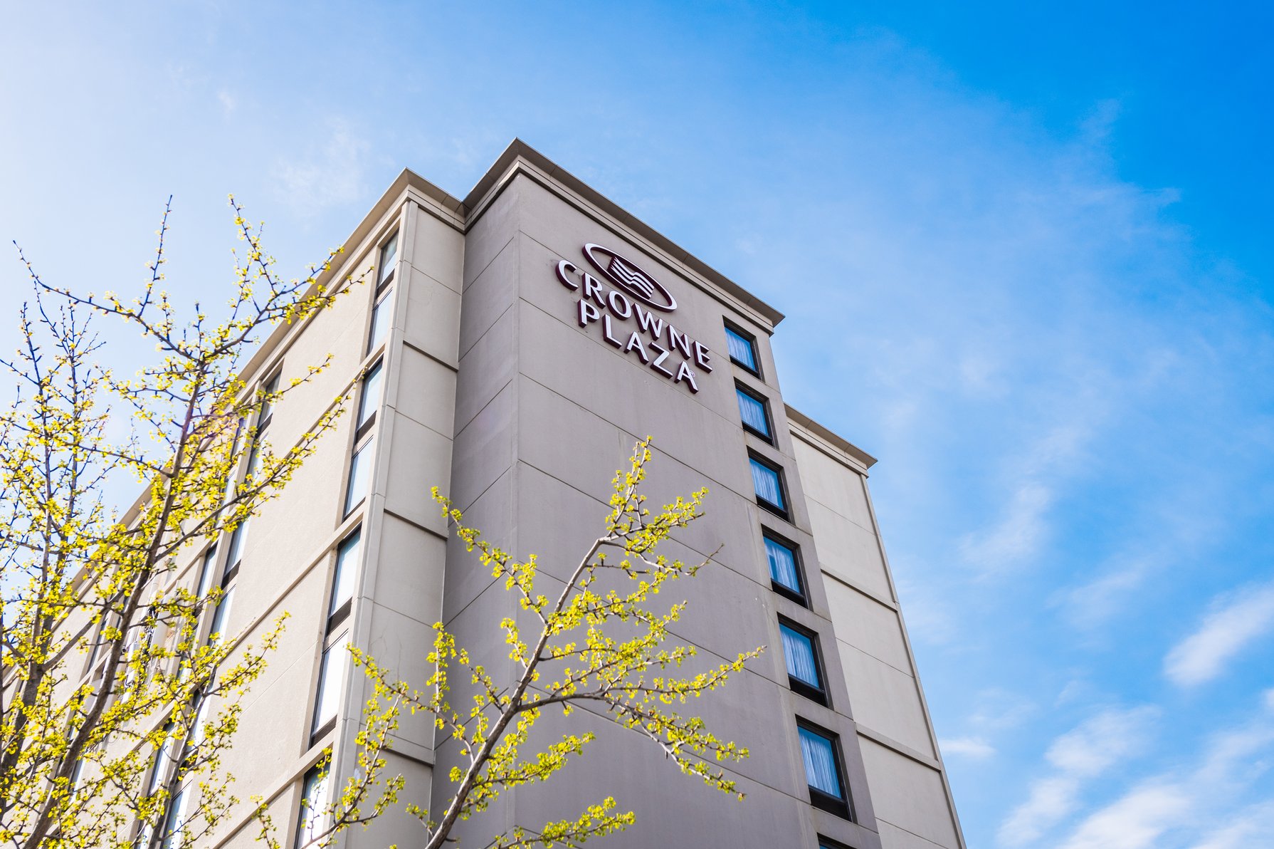 Best hotel to stay a few minutes from the airport.