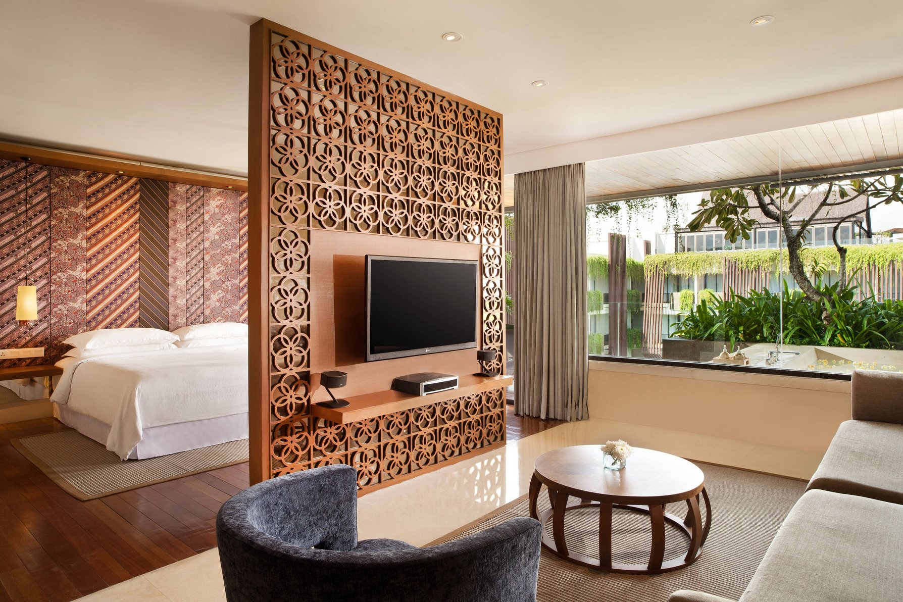Four Points by Sheraton Bali Seminyak Room Type - Vasanti Suite, 1 Bedroom Studio Suite, 1 King, Sofa bed, Pool view, 3rd - 5th floor, Balcony