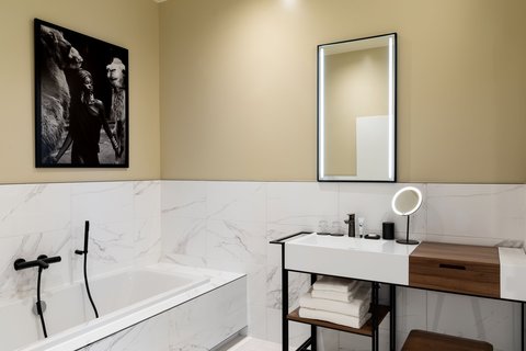 Diamond Suite Bathroom
