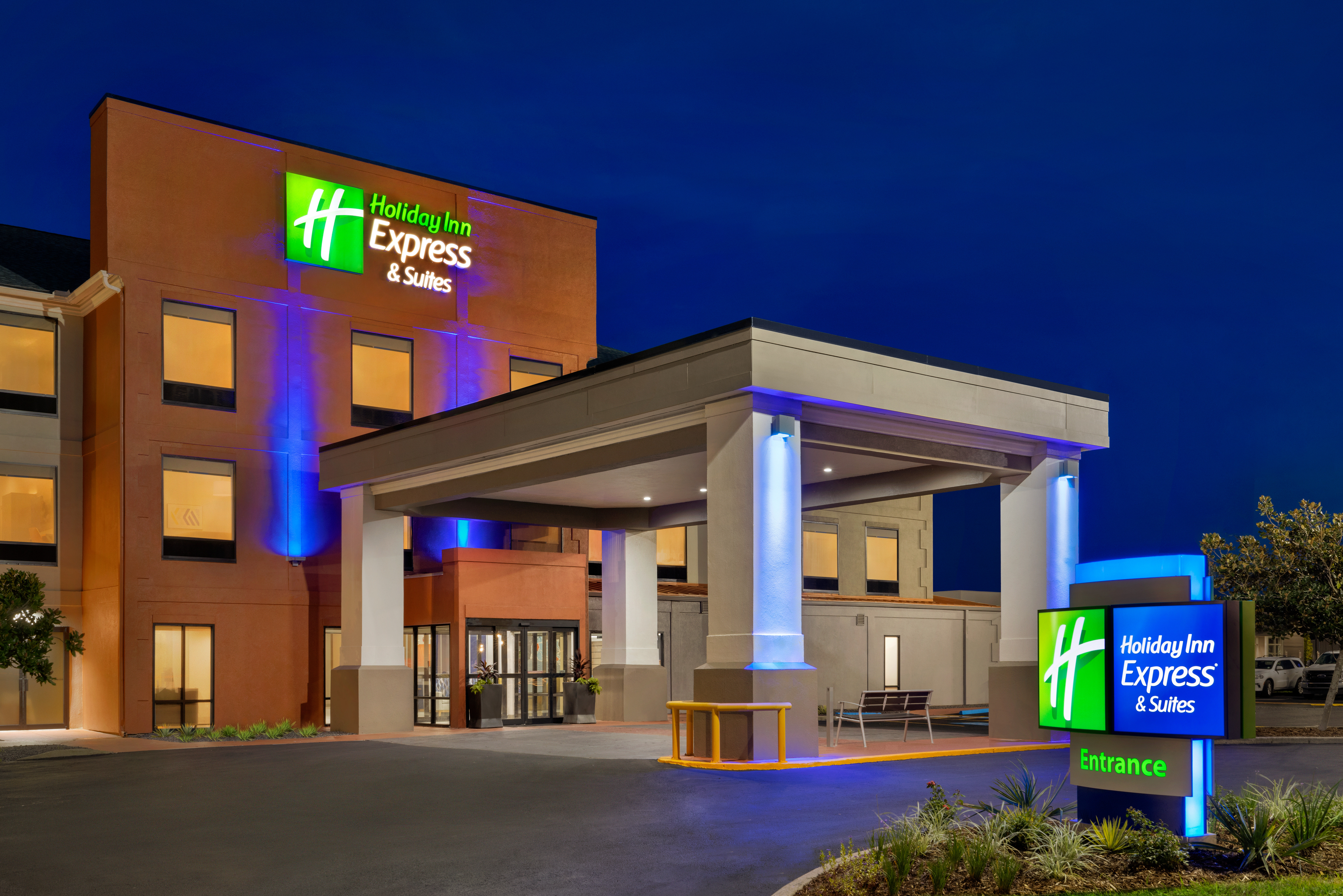 Holiday Inn Hotel & Suites