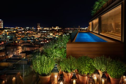 La piscina de la azotea por la noche