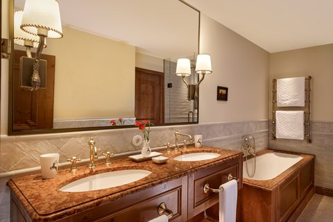 Guest Bathroom - Tub