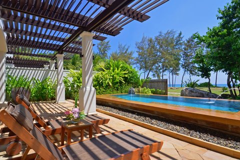 One-Bedroom Oceanfront Pool Suite - Outdoor Patio