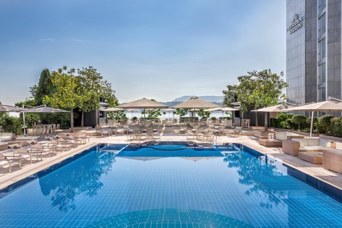 Terraza con piscina en el jardín