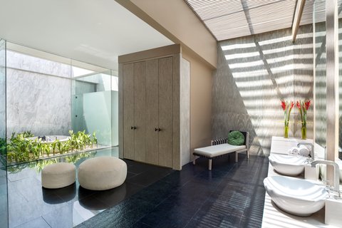 Baño de la villa E WOW de tres dormitorios con piscina