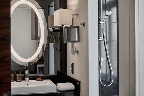 baño con un espejo brillante