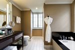 Larger Guest room, 1 King, City view, Corner room