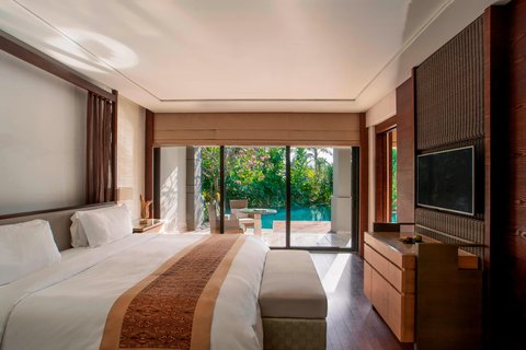 Bedroom of The Ritz-Carlton Suite with Pool Access
