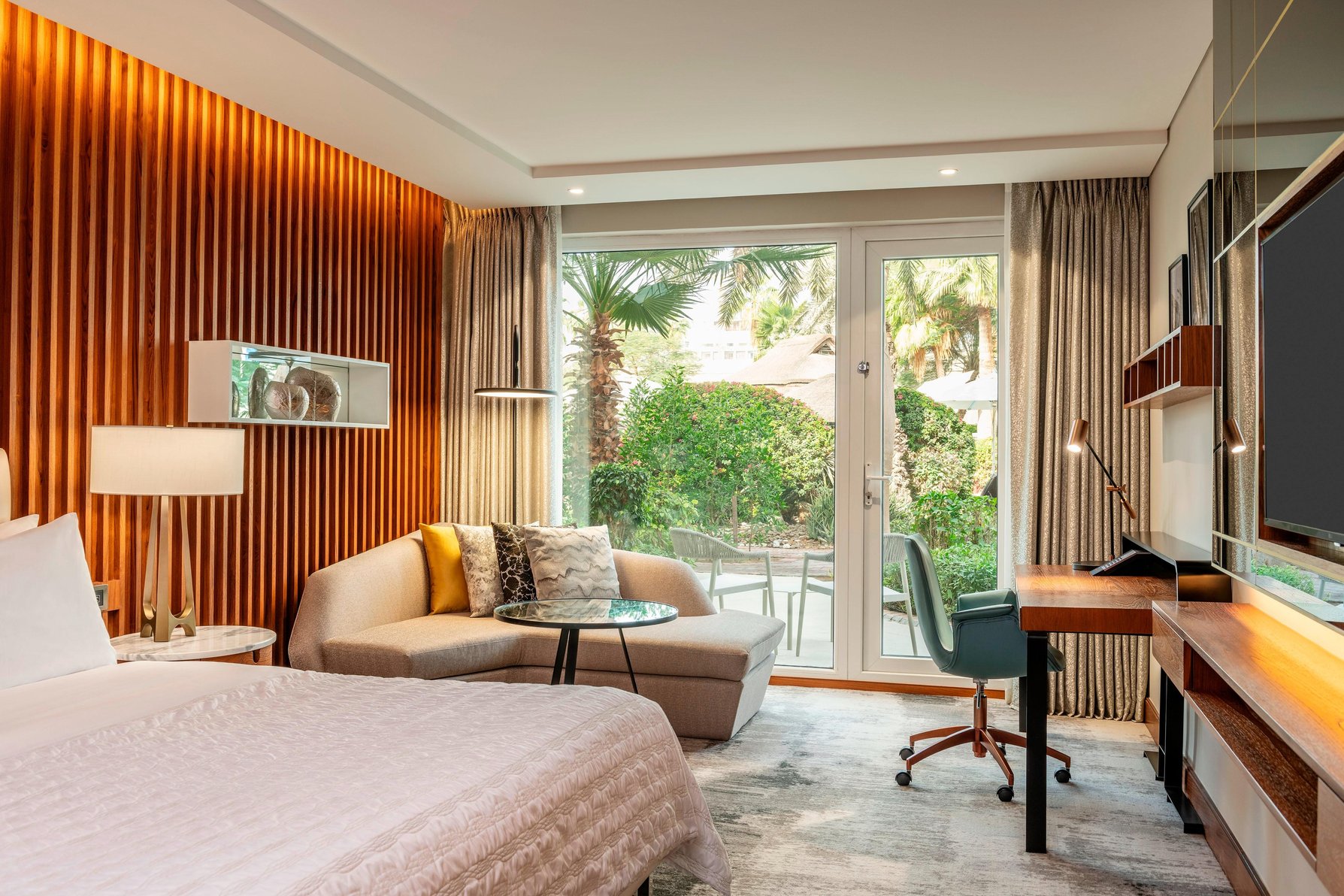 Le Meridien Dubai Hotel & Conference Centre Room Type - Superior, Guest room, 1 Queen, Pool view, Pool access