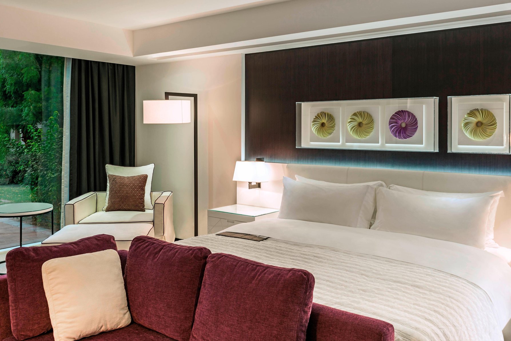 Le Meridien Dubai Hotel & Conference Centre Room Type - Le Royal Club, Executive lounge access, Larger Guest room, 1 King