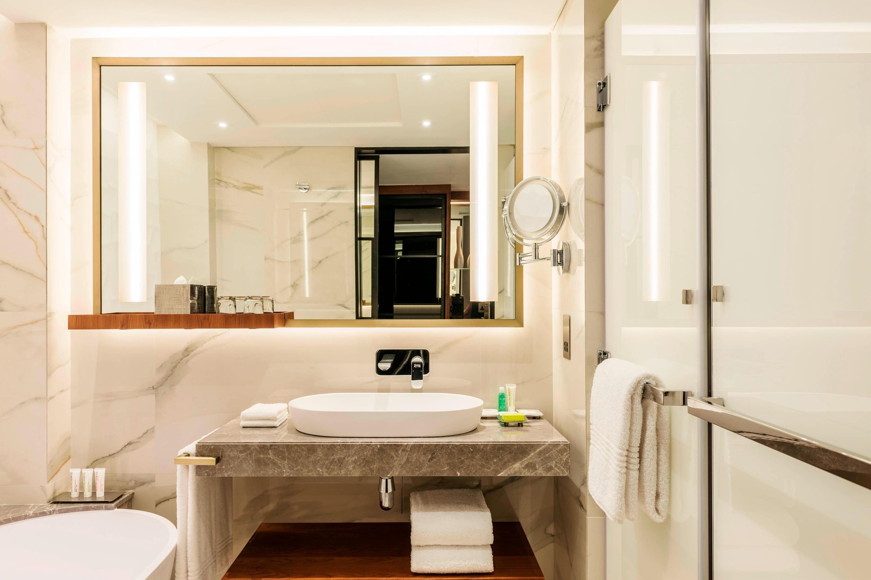 Le Meridien Dubai Hotel & Conference Centre Room Type - Le Meridien Club Room, Executive lounge access, Guest room, 1 Queen, Garden view Le Meridien Dubai Hotel & Conference Centre Room Type - Le Meridien Club Room, Executive lounge access, Guest room, 1 Queen, Garden view