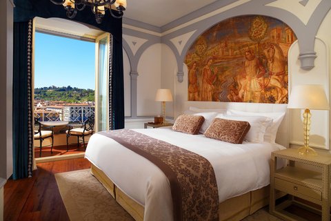 Dormitorio principal de la suite Grand Deluxe en el Palazzo Vecchio