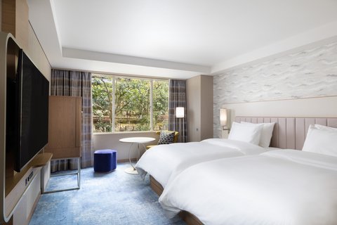 Twin/Twin Deluxe Guest Room