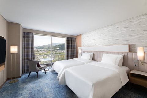 Twin/Twin Deluxe Guest Room
