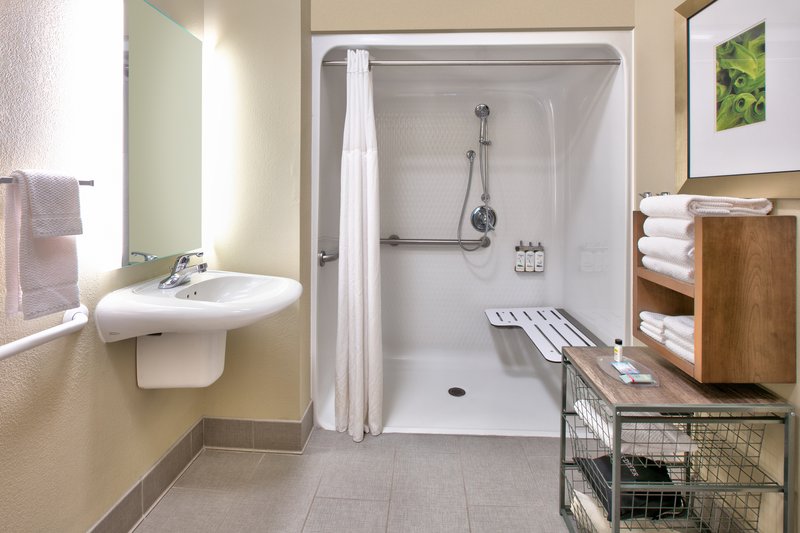 QUEEN MOBILITY ACCESSIBLE TUB NONSMOKING