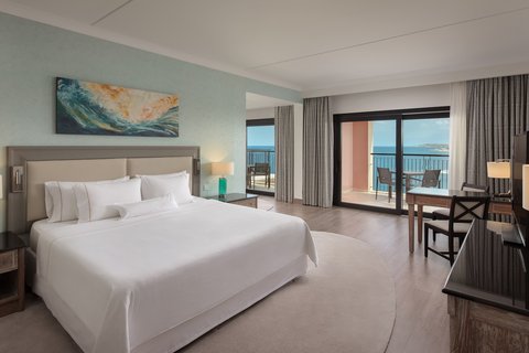 Suite Junior con cama tamaño King y vista al mar