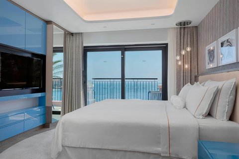 Luxury Bay Suite - Master Bedroom