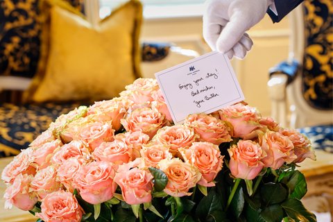 Our butler is pleased to organize roses for you.