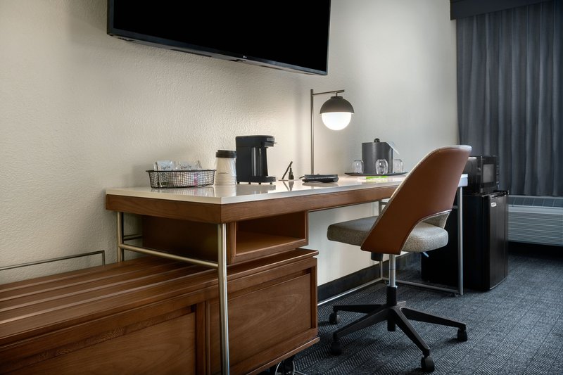 Queen/Queen Guest Room - Work Area