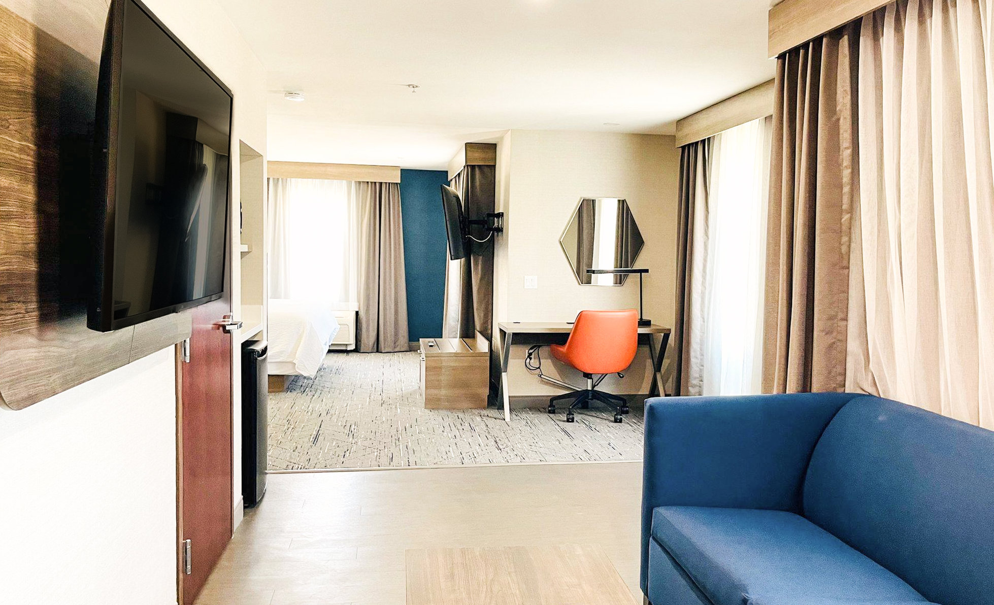 Holiday Inn Express Hotel Frazier Park Room Type - Queen Suite with Two Queen Beds and Sofa Bed