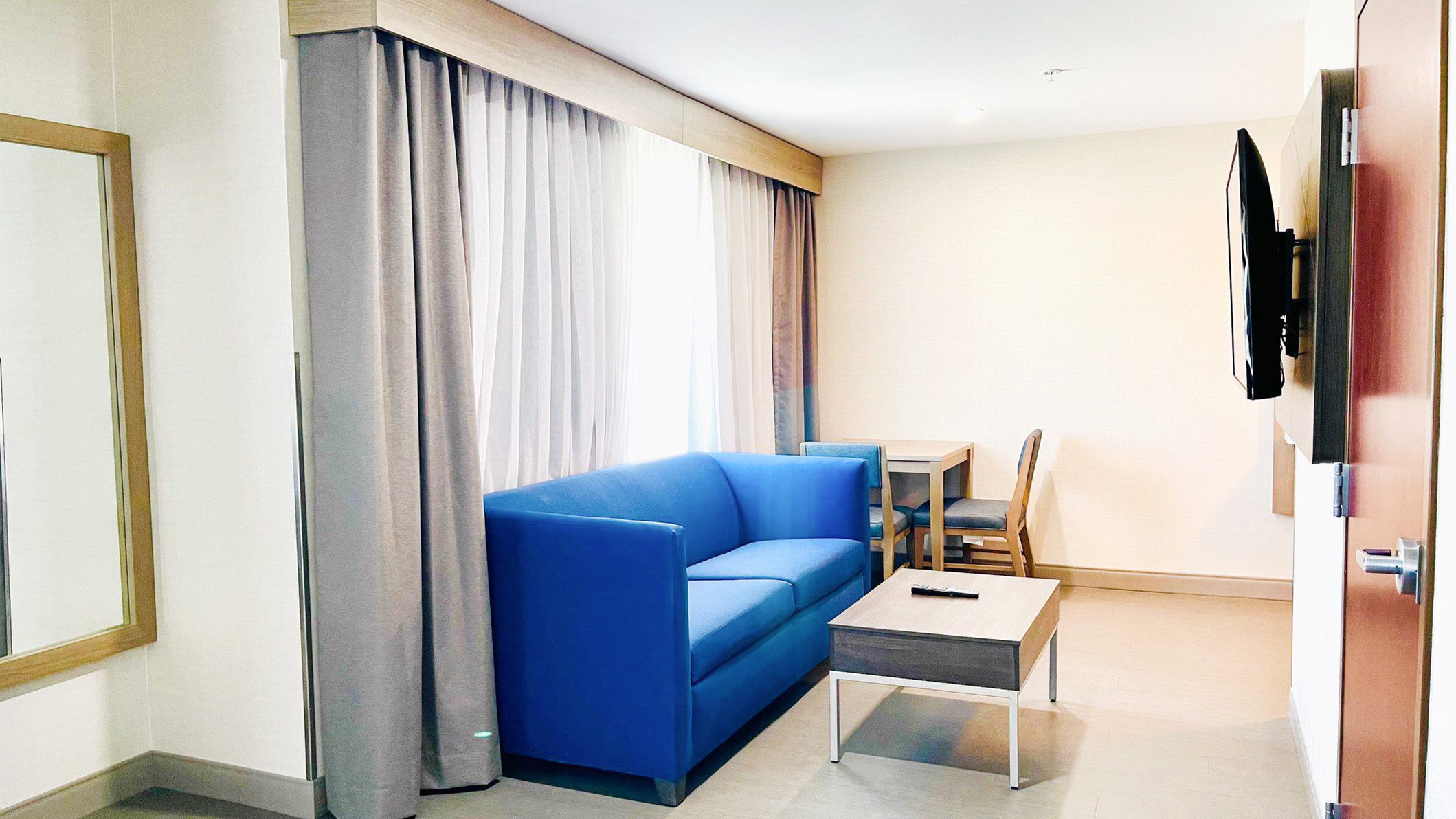 Holiday Inn Express Hotel Frazier Park Room Type - 2 Queen Suite with Sofabed and Mountain View