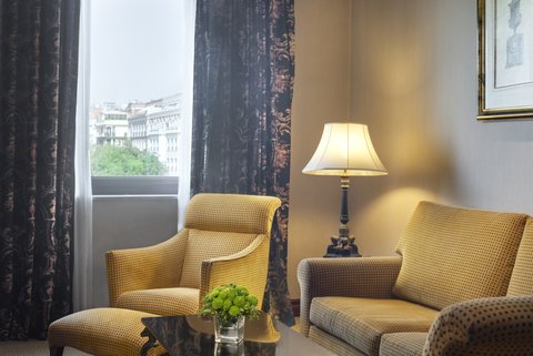 Bequemes Wohnzimmer mit Aussicht