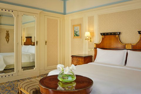 Bedroom with king size bed