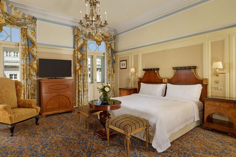 King size bed with opera view