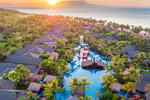 Lagoon Pool & Beach