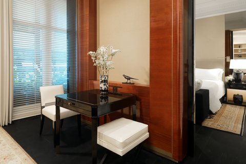 Renovated Bristol Suite - Living Room