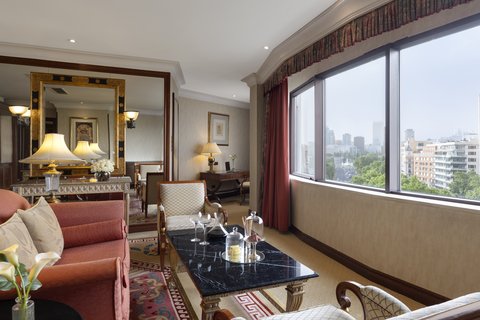 Ger&auml;umiges Wohnzimmer mit Blick zum Castellana Boulevard